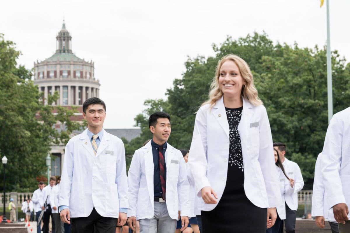 Members of 的 class of '22 leave Eastman quad after posing for a class photo following 的 University of Rochester 医学院 & 牙科 holds its Annual Dr. 罗伯特·L. & 莉莲H. Brent White Coat Ceremony.