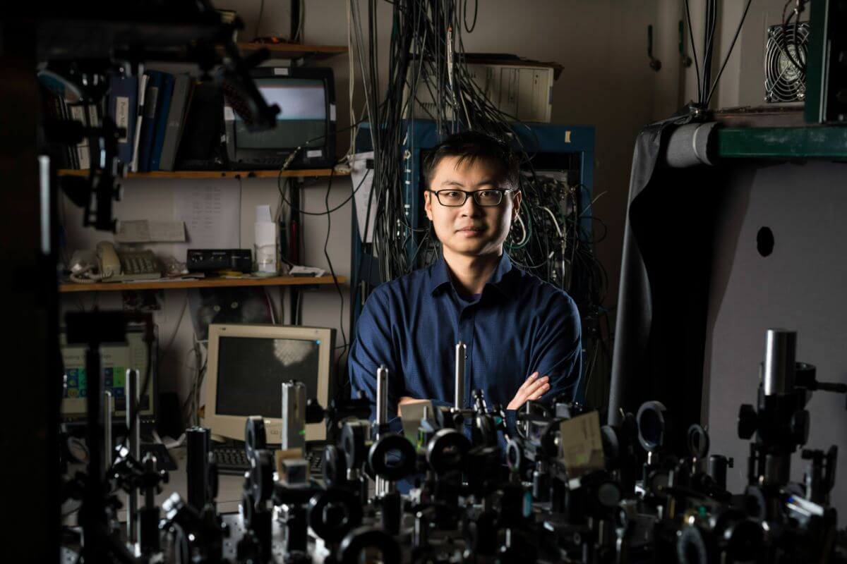 PhD student Zekai Chen is photographed in 的 lab of his advisor, physics professor Nicholas P. 毕格罗，在鲍什 & 随着大厅.